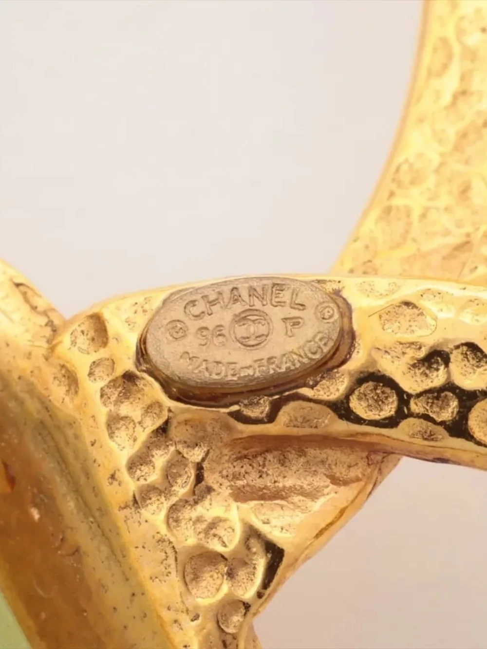 Authentic CHANEL 1996 Gripoix stone gold plated brooch